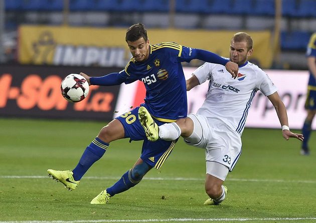 Jozef Urblík z Jihlavy (vlevo) a Marek Hlinka z Ostravy v souboji o míč během utkání 8. kola ligy.