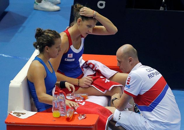 Fedcupový kapitán Petr Pála udílí pokyny Barboře Strýcové (vlevo) a Karolíně Plíškové během rozhodující čtyřhry finále Fed Cupu.