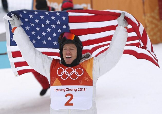 Americký snowboardista Shaun White vybojoval v Pchjongčchangu třetí olympijské zlato v U-rampě.