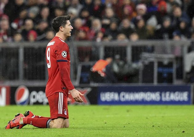 Bayern vypadl z Ligy mistrů. Kanonýr Robert Lewandowski na kolenou vstřebává zklamání po vyřazení mnichovského celku z Champions League.