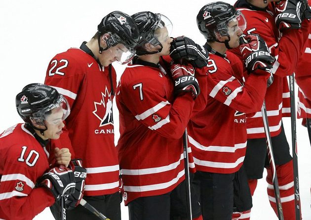 Zklamaní hokejisté Kanady po semifinálové porážce s Finskem. Zleva Charles Hudon (s číslem 10), Frederik Gauthier (č. 22), Josh Morrissey (č. 7) a Nic Petan.