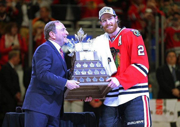Obránce Duncan Keith přebírá Conn Smythe Trophy pro nejužitečnějšího hráče play off.