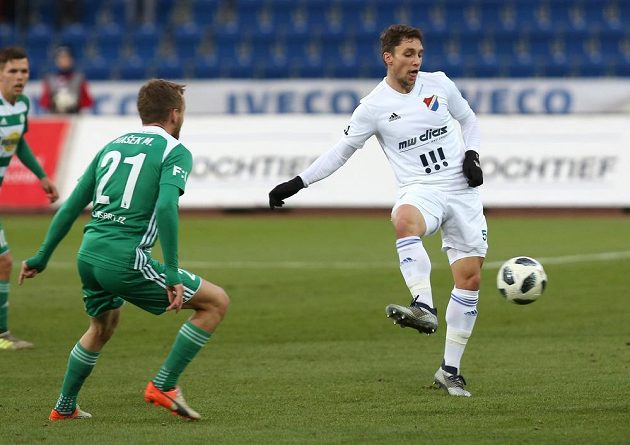 Martin Hašek ml. z Bohemians (vlevo) a Adam Jánoš z Baníku Ostrava v duelu 18. kola fotbalové ligy