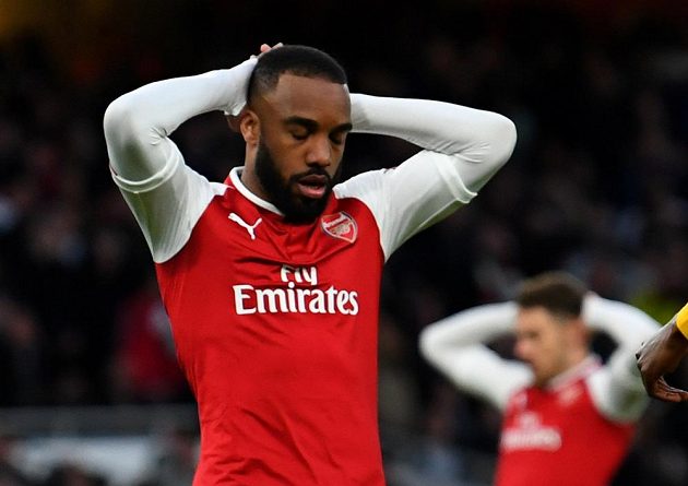 Alexandre Lacazette z Arsenalu a jeho zklamání po zahozené šanci londýnského týmu v semifinále Evropské ligy.