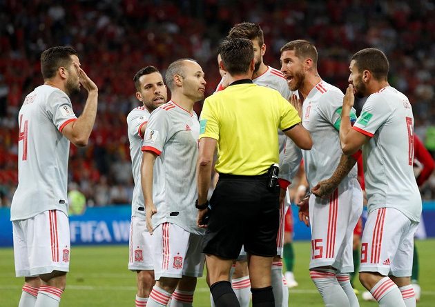 Fotbalistům Španělska se penaltový verdikt sudího v duelu MS proti Portugalsku nelíbil. Protesty však byly marné.