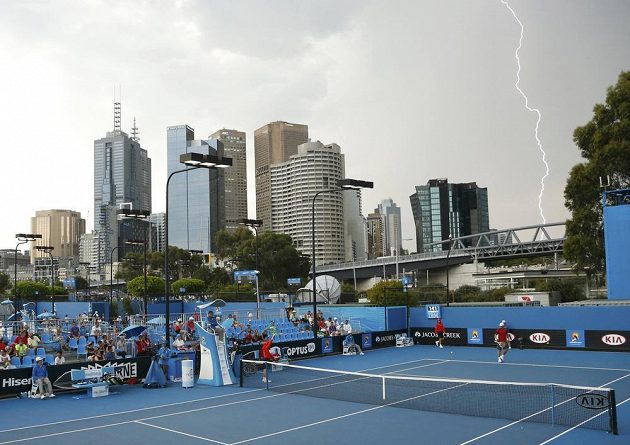 Tropická vedra vystřídala ve čtvrtek během Australian Open bouřka. Postihla i zápas Francouze Stephana Roberta a Poláka Michala Przysieznyho.