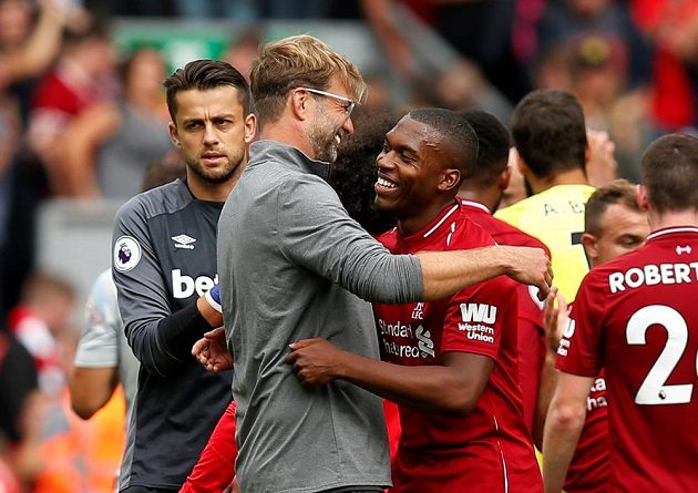Kouč Jürgen Klopp a Daniel Sturridge se objímají po výhře v Liverpoolu nad West Hamem.