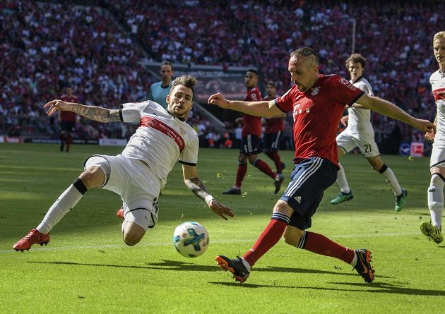 Stuttgartský fotbalista Anastasios Donis vlevo se snaží zablokovat centr Francka Riberyho z Bayernu v utkání nejvyšší německé soutěže.