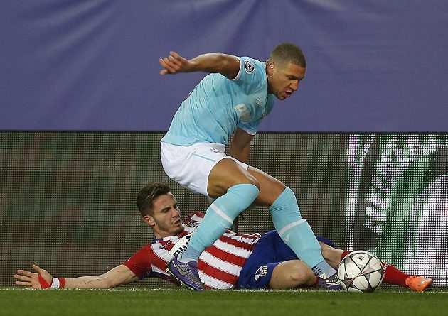 Jeffrey Bruma (vpravo) z PSV Eindhoven a záložník Atlétika Madrid Saúl Ňíguez v odvetném čtvrtfinálovém duelu Ligy mistrů.