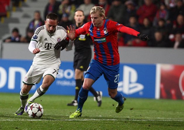 Franck Ribéry z Bayernu (vlevo) v souboji s Františkem Rajtoralem z Plzně v duelu Ligy mistrů.