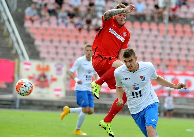 Nová brněnská posila Jakub Řezníček (nahoře) a Martin Kouřil z Baníku v utkání prvního kola Synot ligy.