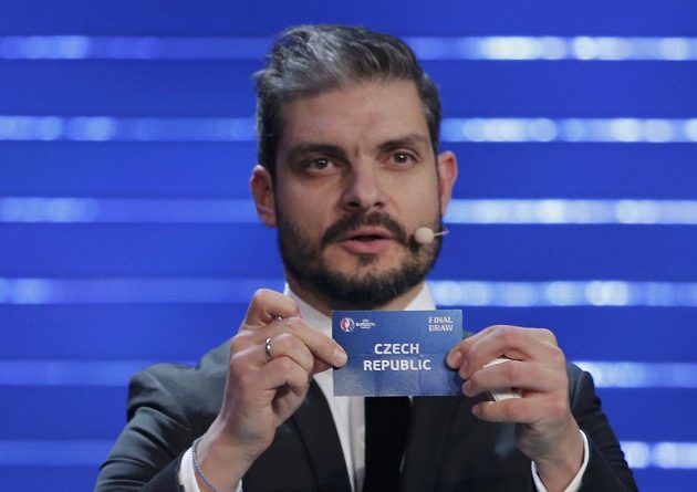 Řecký fotbalista Angelos Charisteas vylosoval České republice pro EURO 2016 skupinu D.