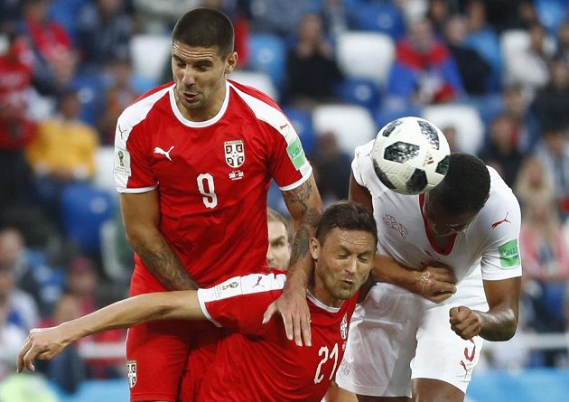 V souboji o míč (zleva) Aleksandar Mitrovič a Nemanja Matič ze Srbska a Švýcar Manuel Akanji.