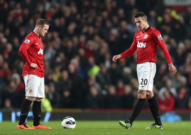 Zklamaní Robin van Persie (vpravo) a Wayne Rooney po domácí prohře Manchesteru United s městským rivalem Manchesterem City.