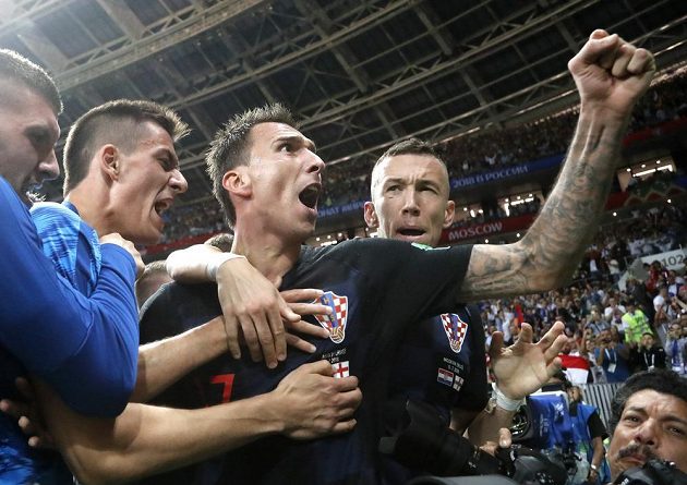 Bezprostřední radost chorvatských hráčů v čele s Mariem Mandžukičem po druhé a zároveň rozhodující brance v semifinále MS proti Anglii.