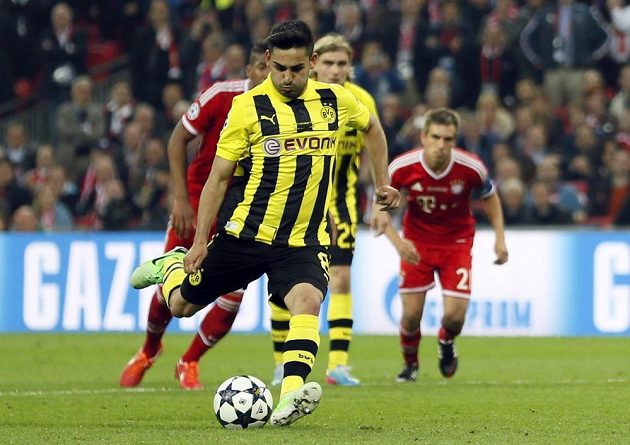 Ilkay Gündogan proměňuje penaltu ve finále Ligy mistrů proti Bayernu, z níž srovnal na 1:1.