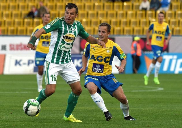 Zleva Martin Dostál z Bohemians a Alois Hyčka z Teplic v utkání sedmého kola HET ligy.