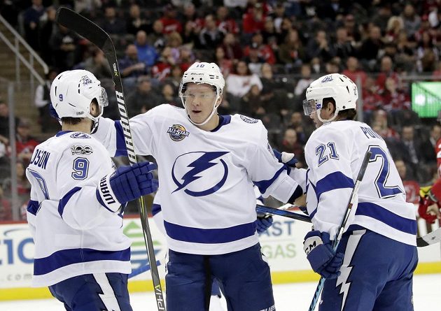 Ondřej Palát (uprostřed), Tyler Johnson (9) a Brayden Point (21) z Tampy při utkání s New Jersey.