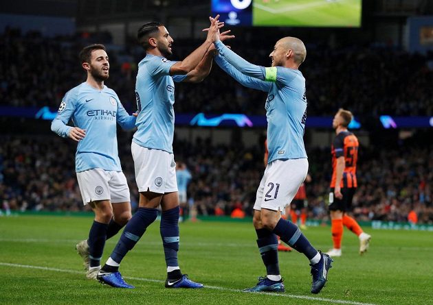 Fotbalista Manchesteru City David Silva slaví se spoluhráči svůj gól do sítě Šachtaru Doněck v Lize mistrů.