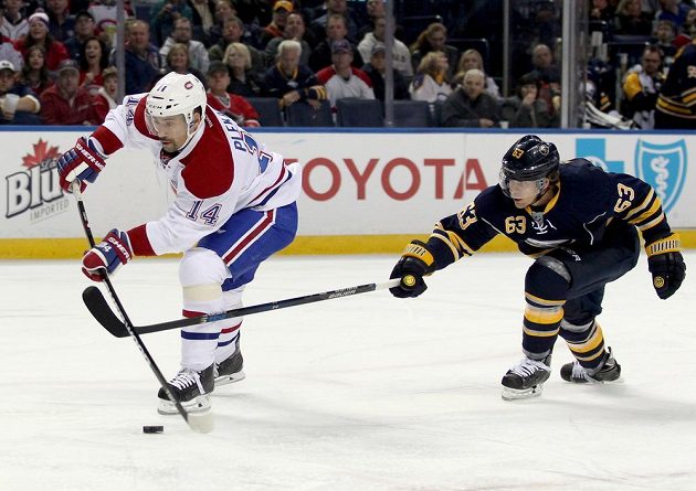 Tomáš Plekanec (vlevo) z Montrealu Canadiens střílí na branku Buffala Sabres v zápase kanadskoamerické NHL.