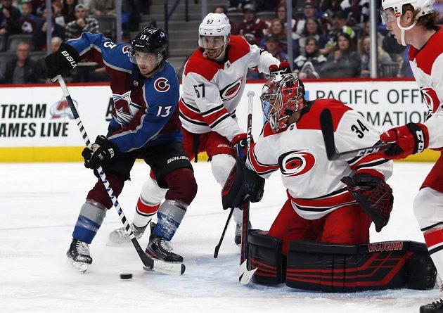 Útočník Colorada Avalanche Alexander Kerfoot zkouší překonat Petra Mrázka v brance Caroliny Hurricanes, ale nebyl úspěšný.