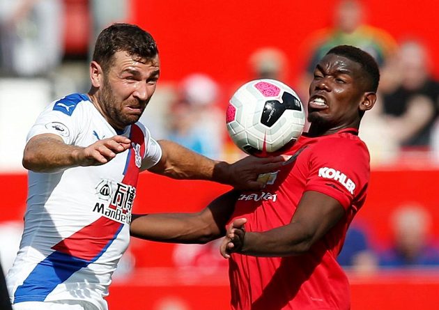 Fotbalista Manchesteru United Paul Pogba v souboji s Jamesem McArthurem z Crystal Palace.