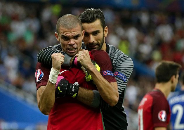 Portugalský brankář Rui Patricio (vpravo) a Pepe po triumfu ve finále ME.
