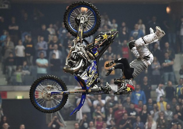 Vitěz exhibice ve freestyle motokrosu FMX Gladiator Games David Rinaldo z Francie.