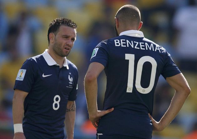 Francouz Mathieu Valbuena (vlevo) a jeho spoluhráč Karim Benzema při čtvrtfinále MS s Německem na Maracaná.