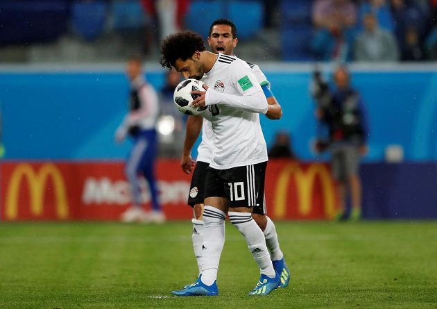 Kanonýr egyptské reprezentace Mohamed Salah dal Rusku gól z pokutového kopu. Před zahráním penalty políbil míč.
