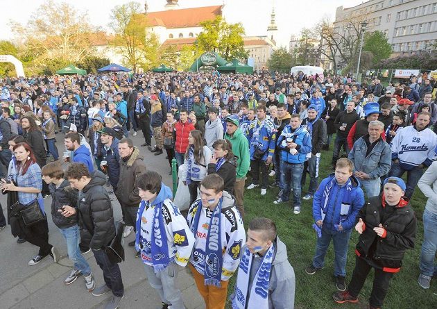 Zaplněné Moravské náměstí v Brně. Fanoušci Komety sledují na velkoplošné obrazovce první zápas finále play off hokejové extraligy.