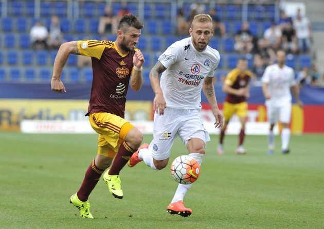 Fotbalista Dukly Josip Jurendič (vlevo) a Petr Reinberk ze Slovácka v duelu 1. kola Synot ligy.