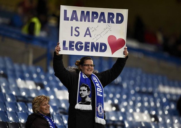 Lampard je legenda - těmito transparenty vítali fanoušci Chelsea svého někdejšího kapitána, který nyní obléká dres Manchesteru City.