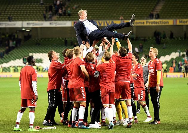 Kouč Age Hareide létá nad hlavami dásnkých fotbalistů po vítězství v baráži o MS.