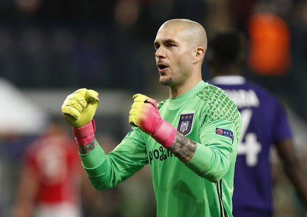 Radost brankáře Rubena z Anderlechtu Brusel po remíze s Manchesterem United.