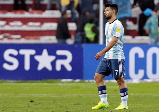Fotbalisté Argentiny v kvalifikačním utkání o postup na MS 2018 propadli v Bolívii a prohráli 0:2. Na snímku zklamaný Kun Agüero.