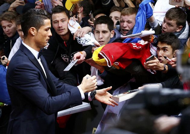 Portugalský útočník Cristiano Ronaldo se podepisuje fanouškům krátce před vyhlášením ankety Zlatý míč v Curychu.