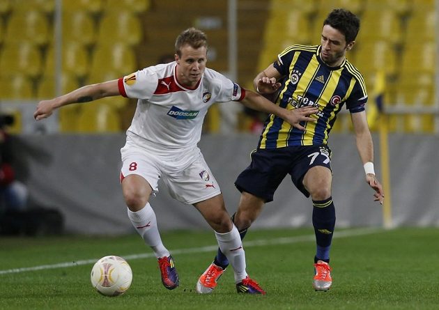 Plzeňský zadák David Limberský (vlevo) bojuje o míč s Gonulem Gökhanem z Fenerbahce Istanbul v odvetném osmifinálovém duelu Evropské ligy.