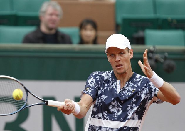 Česká tenisová jednička Tomáš Berdych během osmifinále French Open proti Johnu Isnerovi.