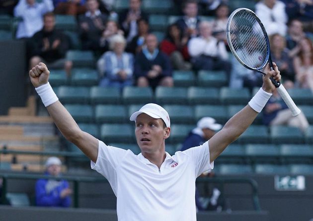 Český tenista Tomáš Berdych se raduje z vítězství nad Australanem Bernardem Tomicem.