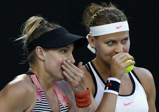 Bethanie Matteková-Sandsová (vlevo) s Lucií Šafářovou ve finále Australian Open.