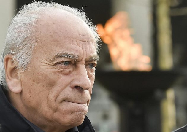 Ve Velké obřadní síni v pražských Strašnicích se konalo poslední rozloučení s fotbalovým trenérem Josefem Pešicem, který zemřel 18. prosince ve věku 67 let. Na snímku je trenér František Cipro.
