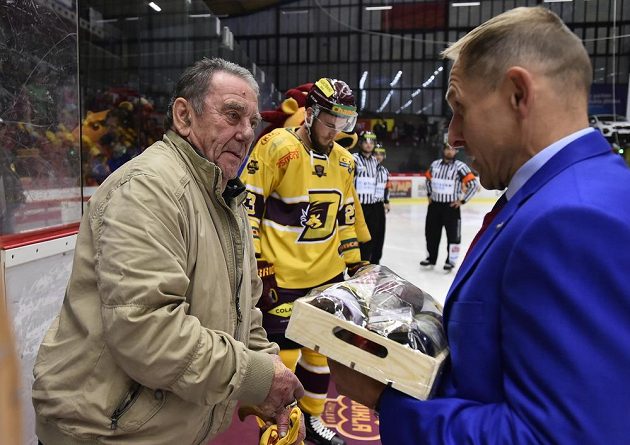 Před zahájením zápasu Chance ligy jednatel Dukly Bedřich Ščerban (vpravo) pogratuloval bývalému reprezentantovi a dlouholetému hráči Dukly Janu Suchému k 75. narozeninám, které oslaví 10. října.