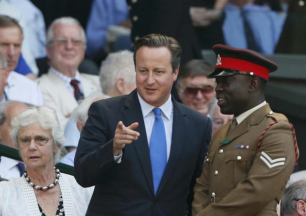Na wimbledonské finále si našel cestu i britský premiér David Cameron (vlevo).