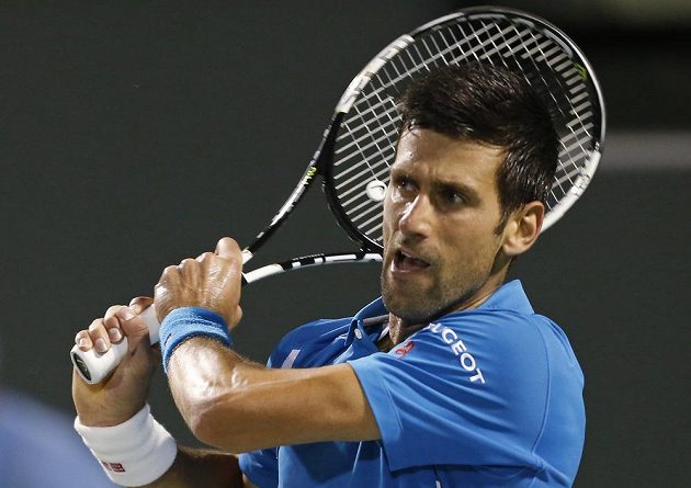 Srbský tenista Novak Djokovič během čtvrtfinálového zápasu proti Tomáši Berdychovi.