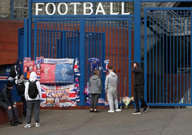 Fanoušci před stadionem Rangers vzpomínají na Fernanda Ricksena poté, co bylo oznámeno, že bývalý hráč klubu z Glasgow zemřel.