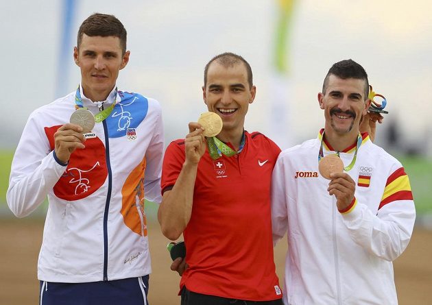 Stupně vítězů po závodech horských kol: (zleva) stříbrný Jaroslav Kulhavý, zlatý Nino Schurter a bronzový Carlos Coloma.