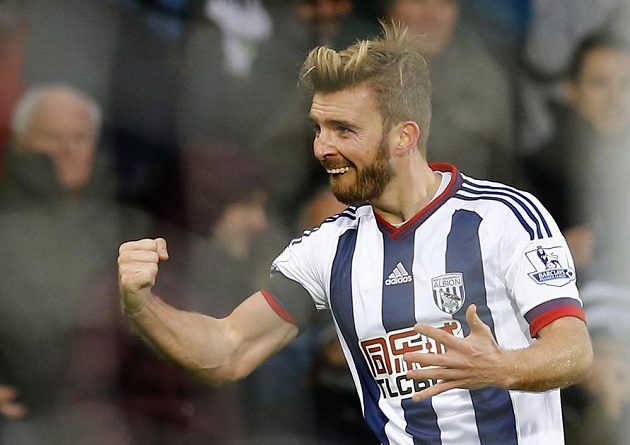 Záložník West Bromwiche James Morrison slaví gól proti Arsenalu ve 13. kole Premier League.