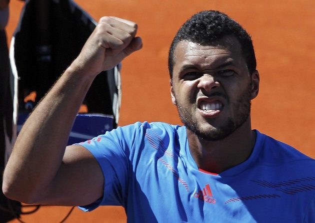 Francouzský tenista Jo-Wilfried Tsonga se raduje z vítězství nad Juanem Mónakem.