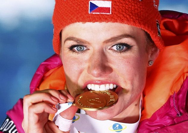 Je pravá! Gabriela Koukalová zkouší pravost zlaté medaile z Hochfilzenu poté, co vyhrála na mistrovství světa sprint na 7,5 kilometru.